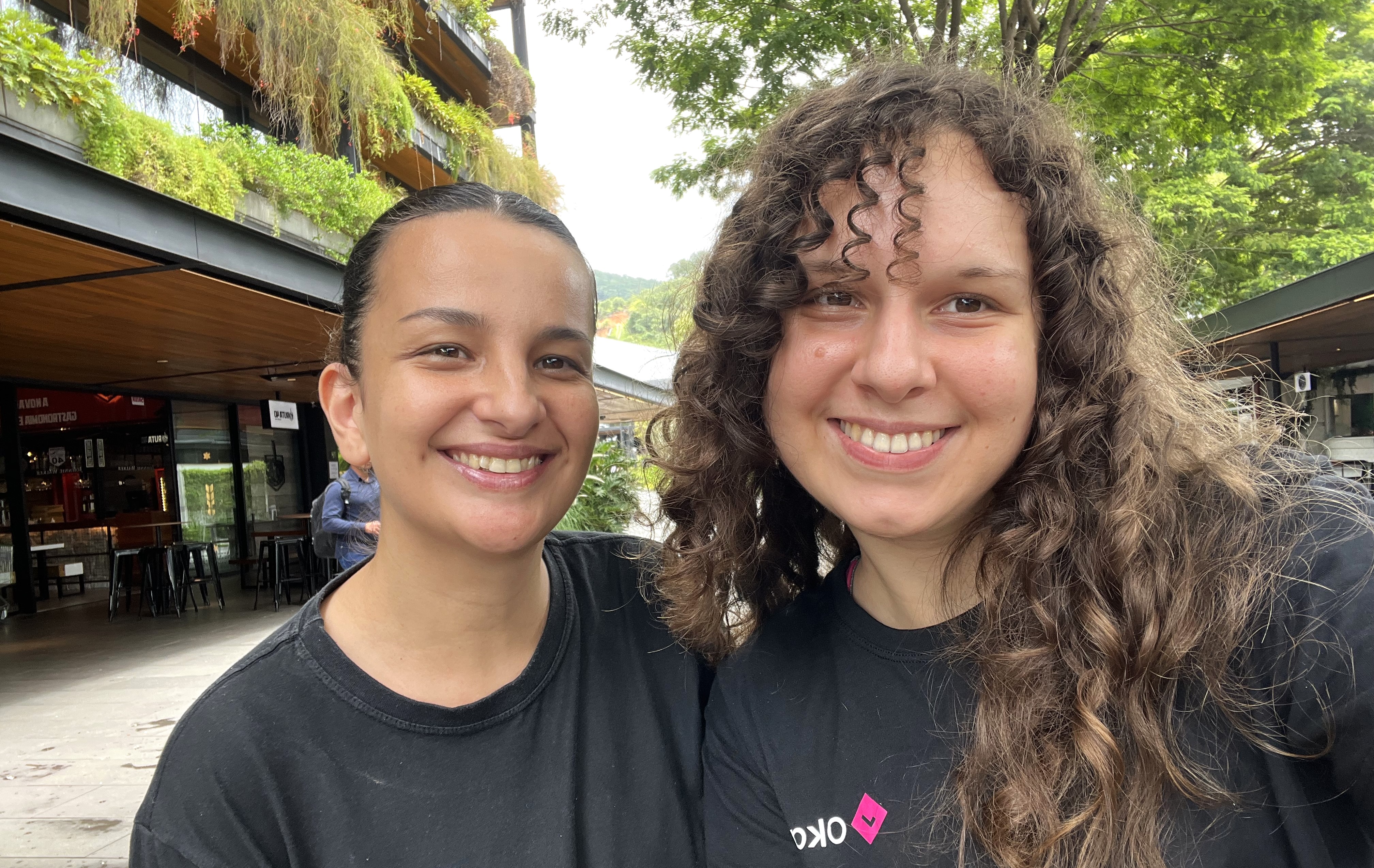 Dai e Érica sorrindo juntas