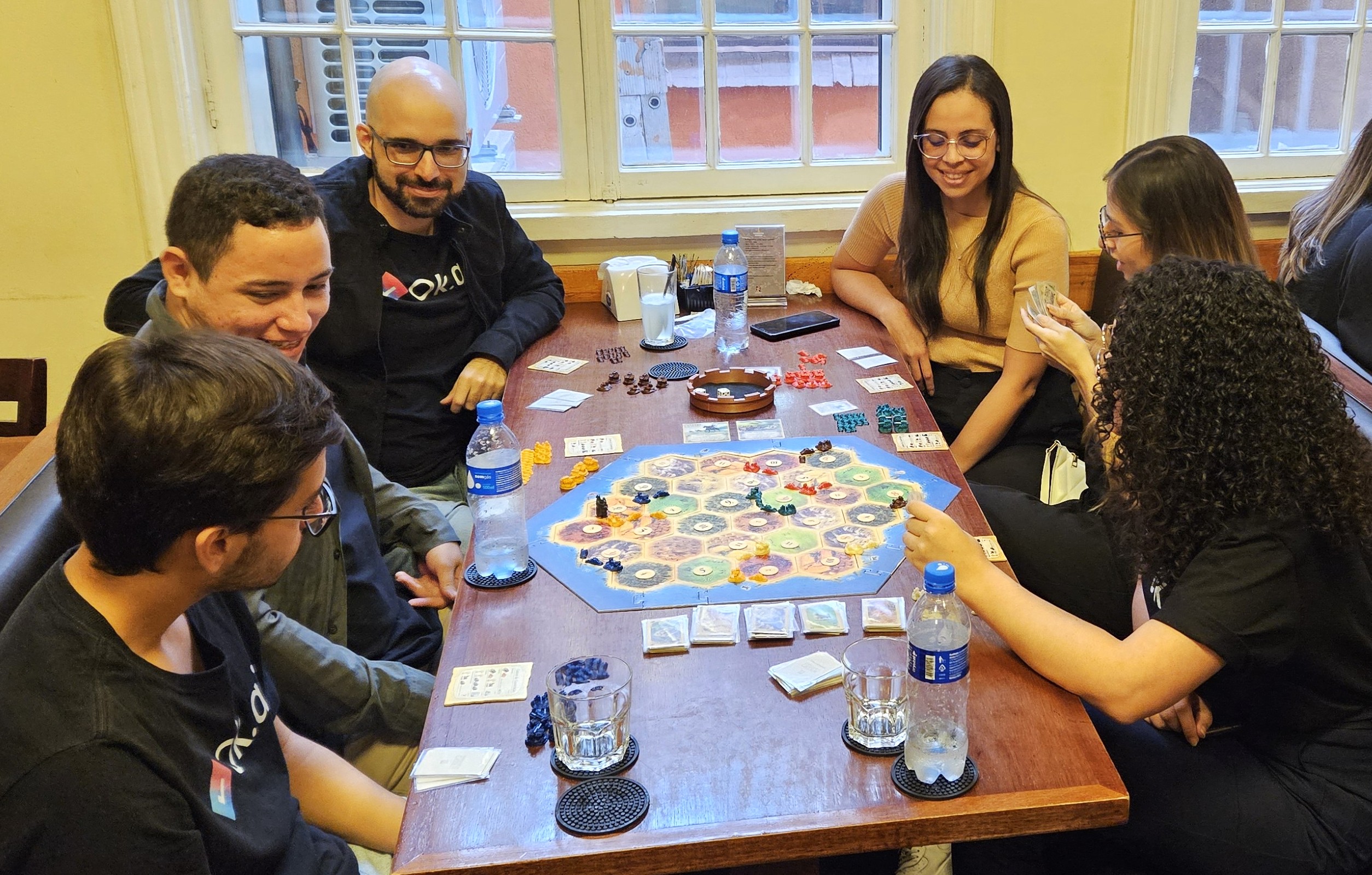 Equipe Okai em momento de integração com jogos