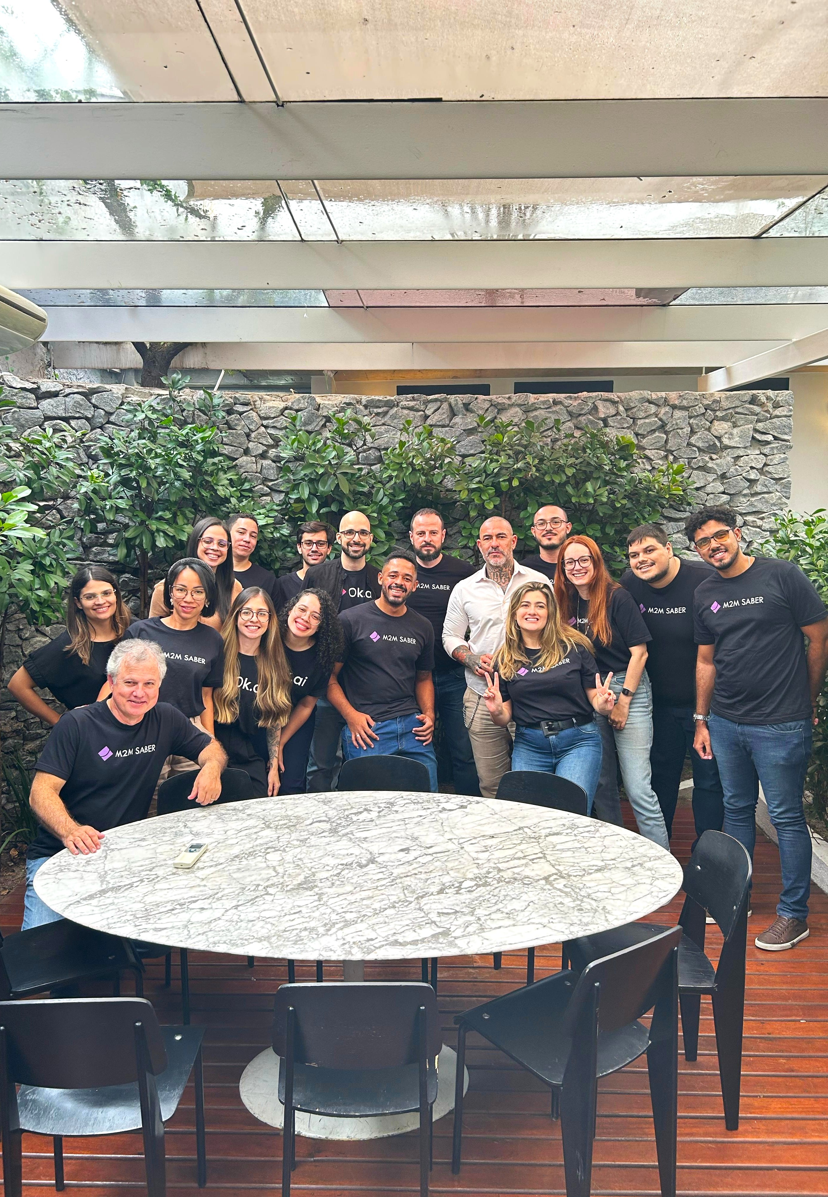 Equipe Okai reunida em restaurante