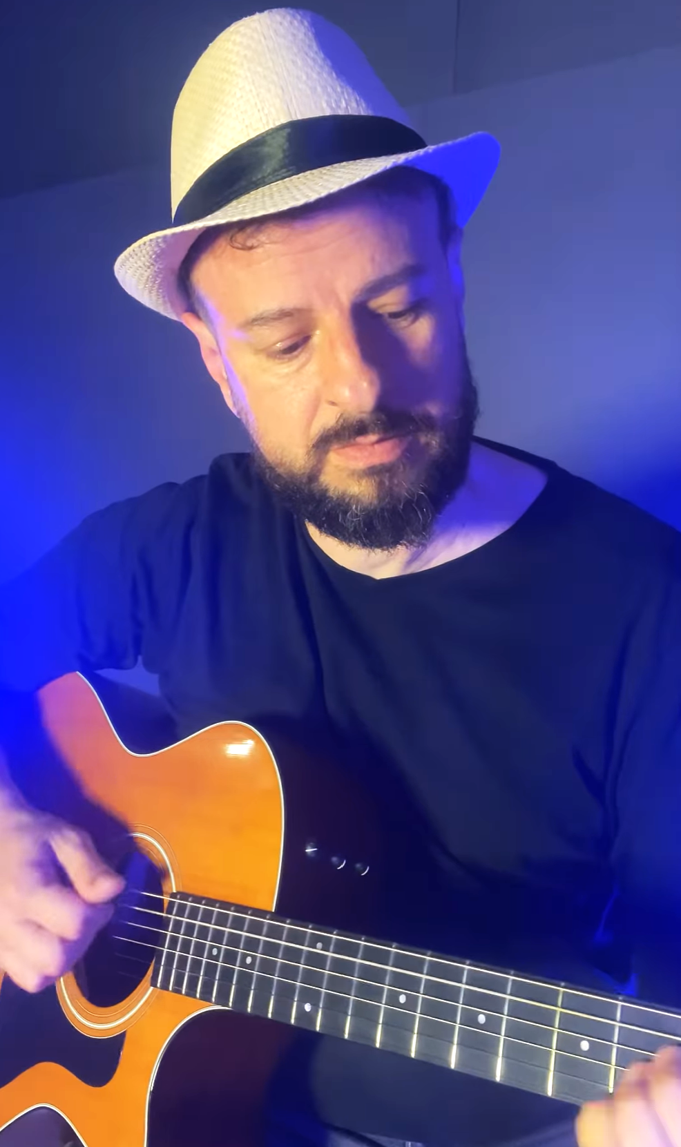 Eric tocando violão