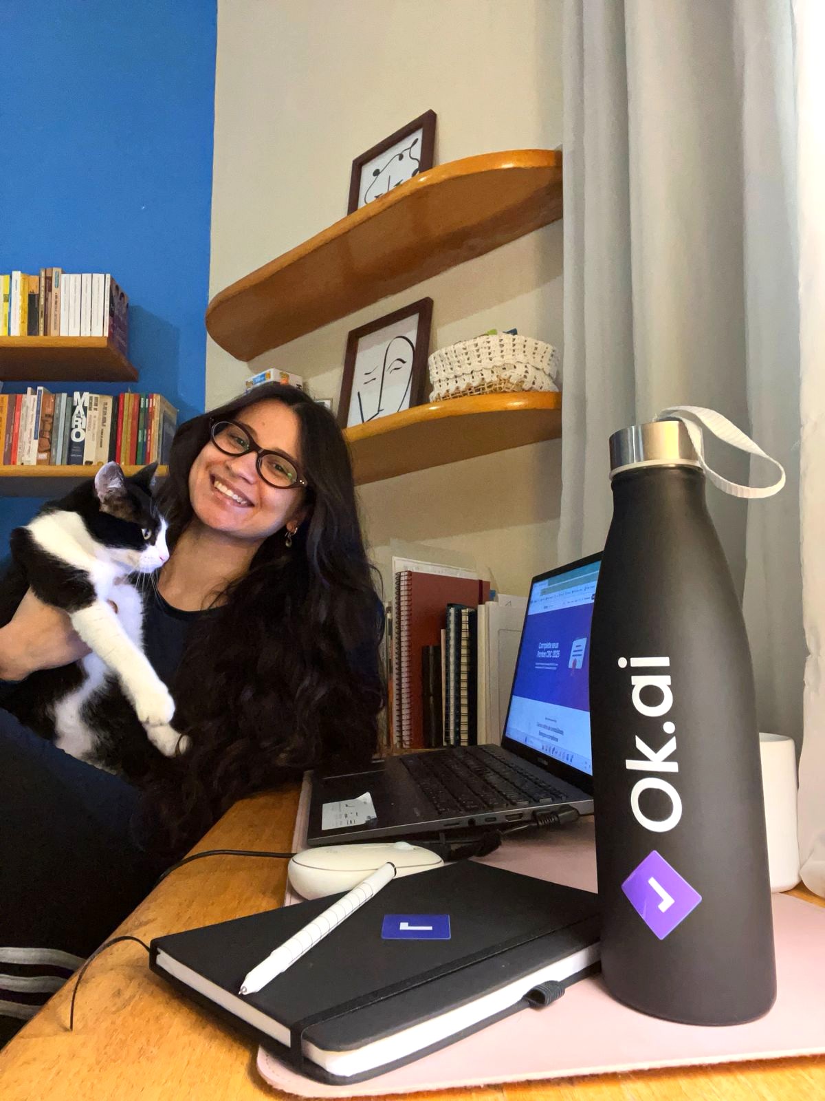 Laísa em ambiente de trabalho