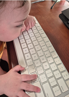 Vitória digitando no teclado
